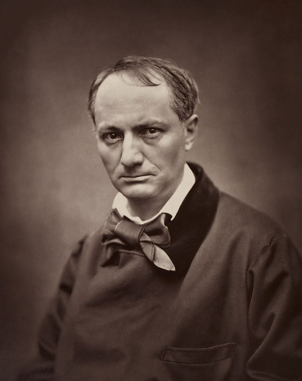 Portrait photographique de Charles Baudelaire en noir et blanc, regard sombre, cravate nouée.