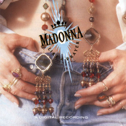 Pochette de l'album Like a Prayer de Madonna : gros plan sur un jean et des mains ornées de bagues et de chapelets, le nom Madonna en haut.