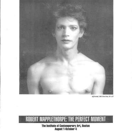 Affiche de l'exposition Robert Mapplethorpe : The Perfect Moment à l'Institute of Contemporary Art de Boston : autoportrait en noir et blanc du photographe, torse nu.