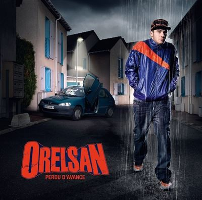 Pochette de l'album Perdu d'avance d'Orelsan : le rappeur en survêtement bleu et rouge marche sous la pluie dans une rue de lotissement, la nuit, devant une voiture aux portières ouvertes.